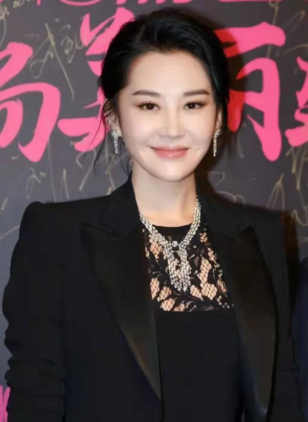 色彩 许晴真的不会老,敢穿又懂创新,真不愧是中年女性的优秀典范