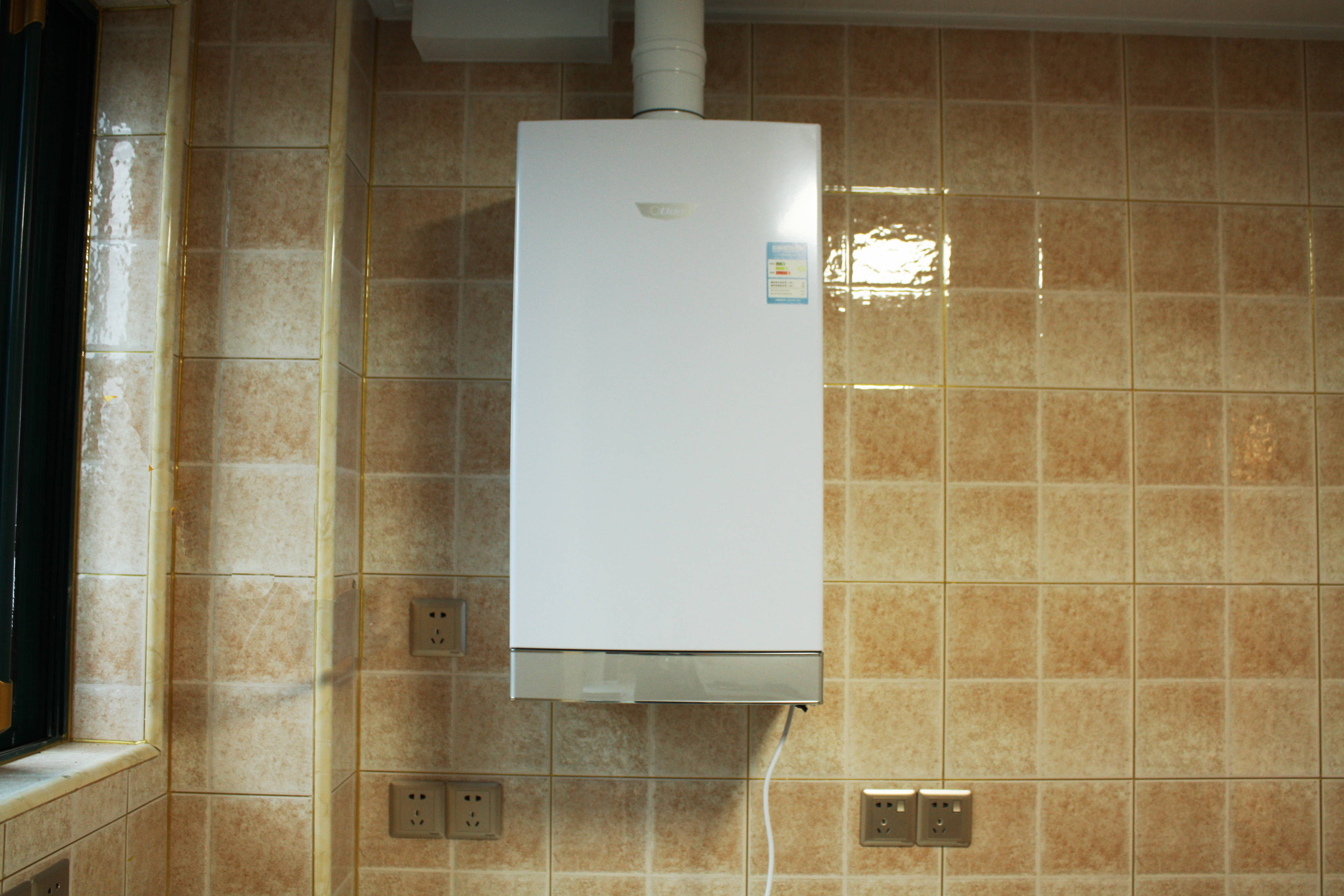 地暖空气源热泵,比壁挂炉节能50%_能效比_奥特朗_天然气