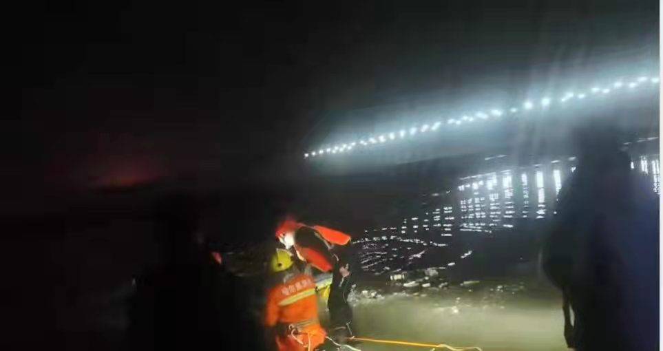 哈尔滨市消防救援支队阿城区大队 成功处置冰河救援 勇救轻生民众