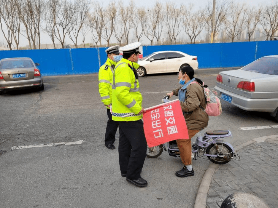 高新区交安办开展交通违法劝导服务活动