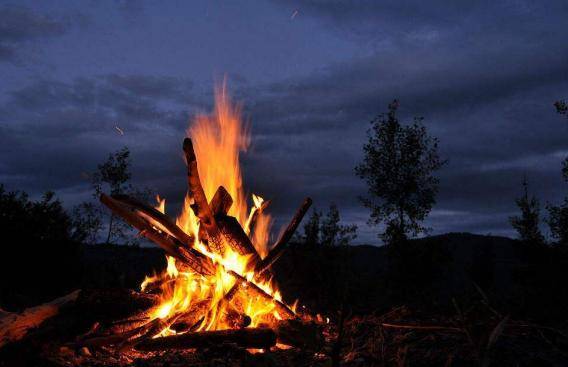 洪林点燃一堆篝火诗歌中原作家