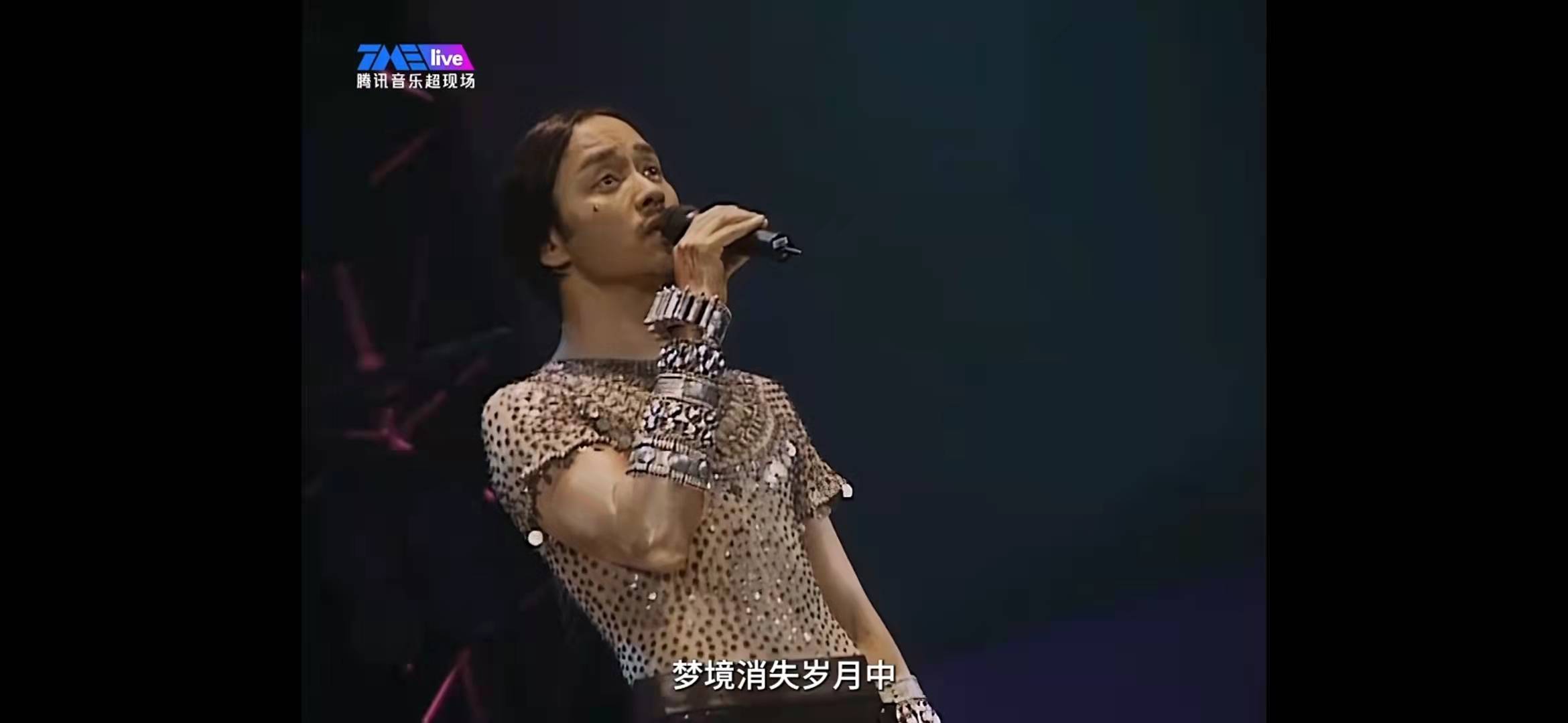 张国荣演唱会的贝壳裙裤和麦当娜的锥形胸衣都是他的杰作