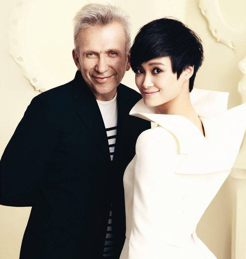 张国荣演唱会的贝壳裙裤和麦当娜的锥形胸衣都是他的杰作