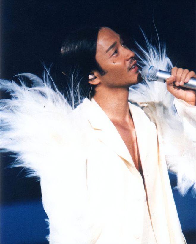 张国荣演唱会的贝壳裙裤和麦当娜的锥形胸衣都是他的杰作