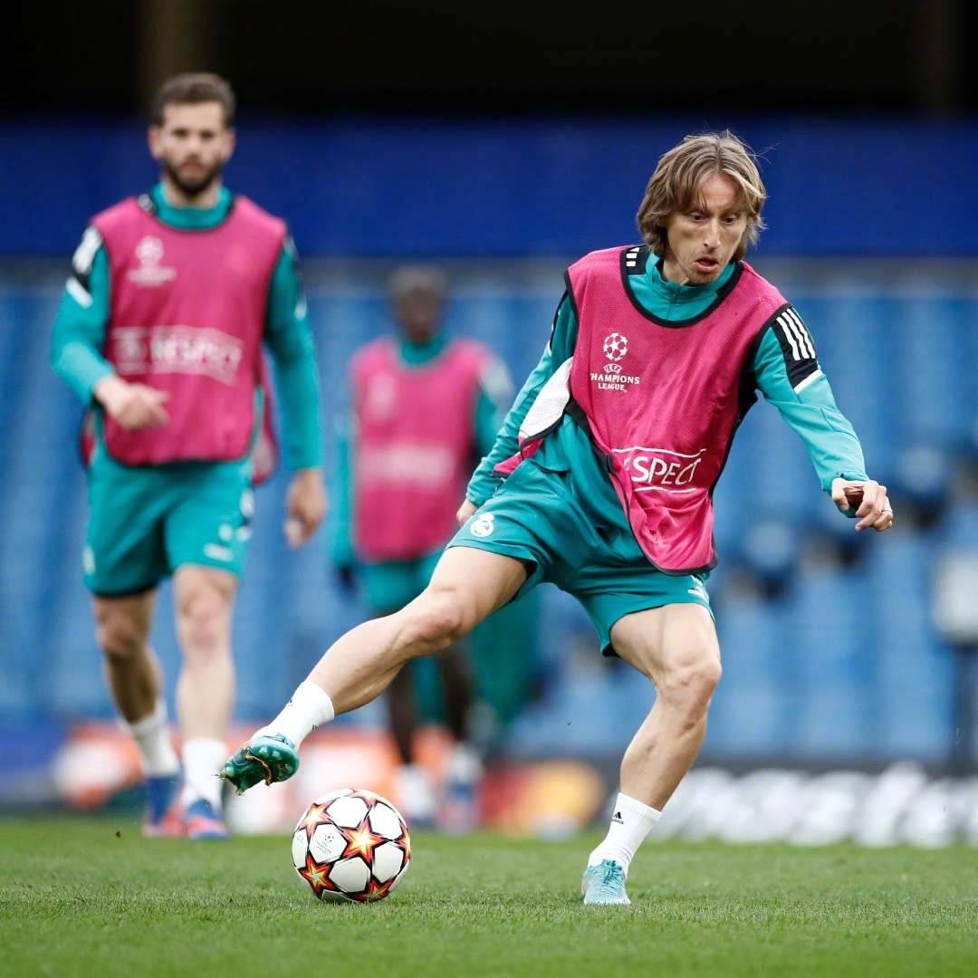 高清图皇马训练备战切尔西本泽马射门动作舒展