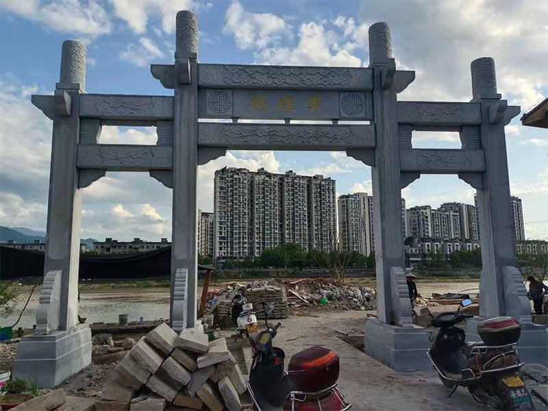 村口三门石牌坊石牌坊厂家做工精良外观雄伟