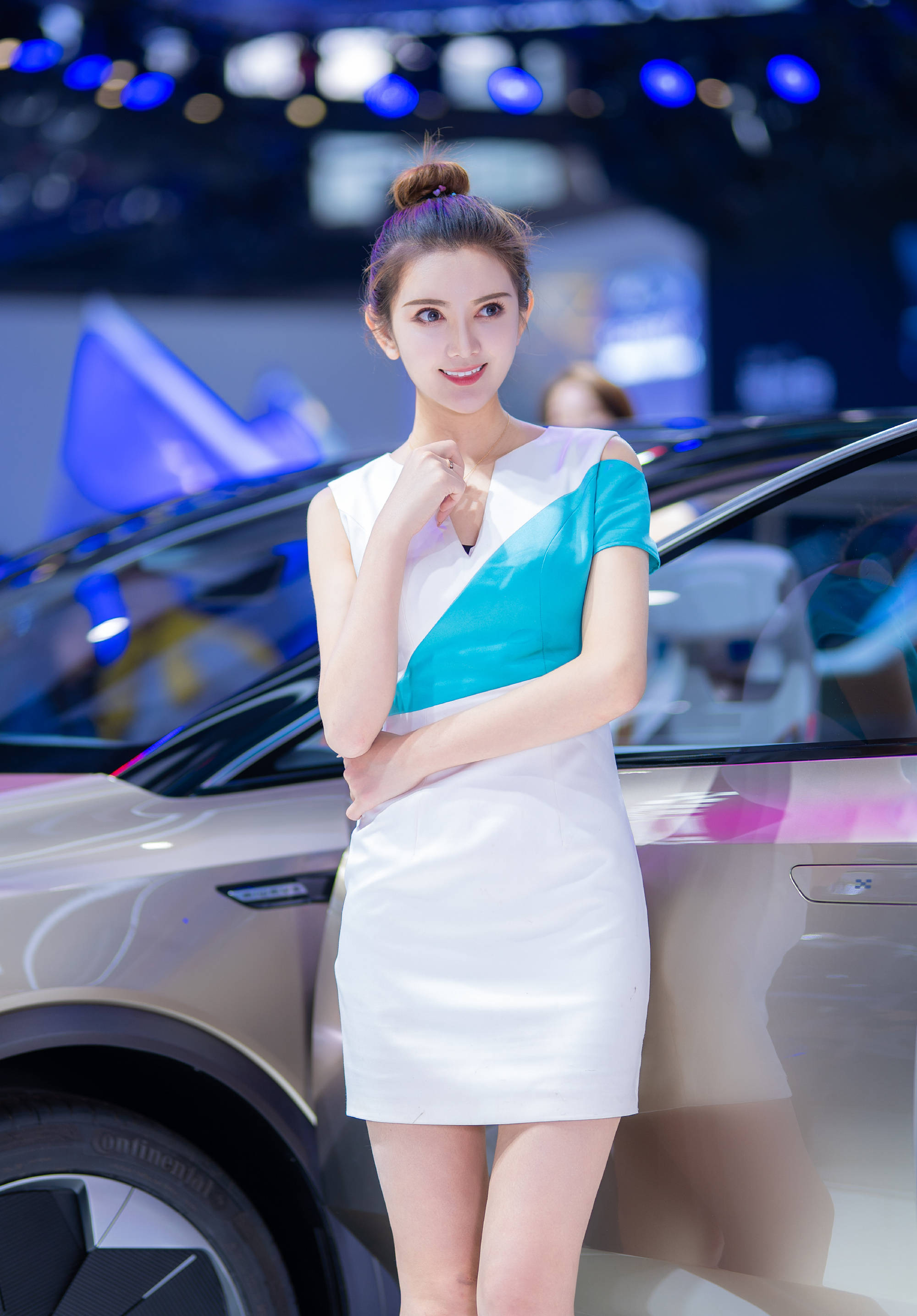 神仙颜值的车模小姐姐