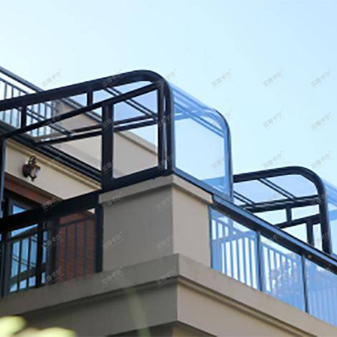 他们在搭建阳光房时,选用彩钢板和德高瓦,作为主材料.