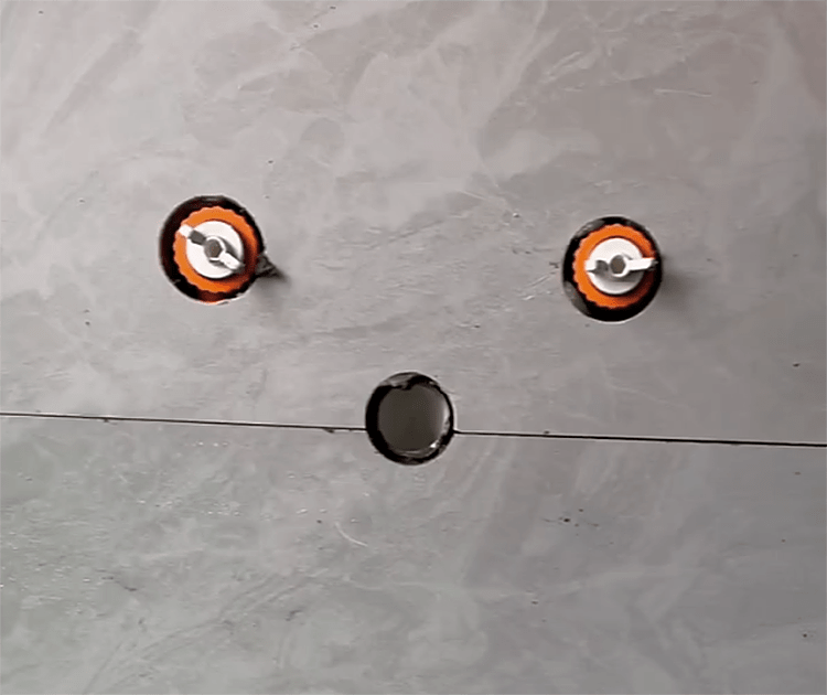 第四,冷热水上水管口要高出墙面2厘米,铺砖时也要要求瓦工保证水管口