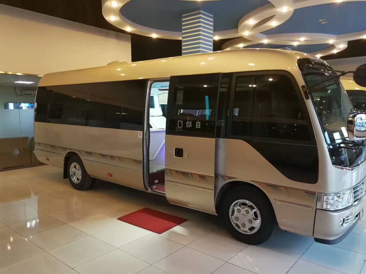 举牌迎接,专属摆渡车将您送至贵宾休息室,在您安心休息的同时,服务