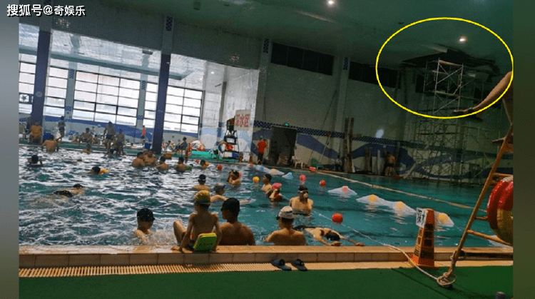 郑州某游泳馆突发棚顶垮塌事故,市民:去年局部坍塌仅"破洞"维修_郑州