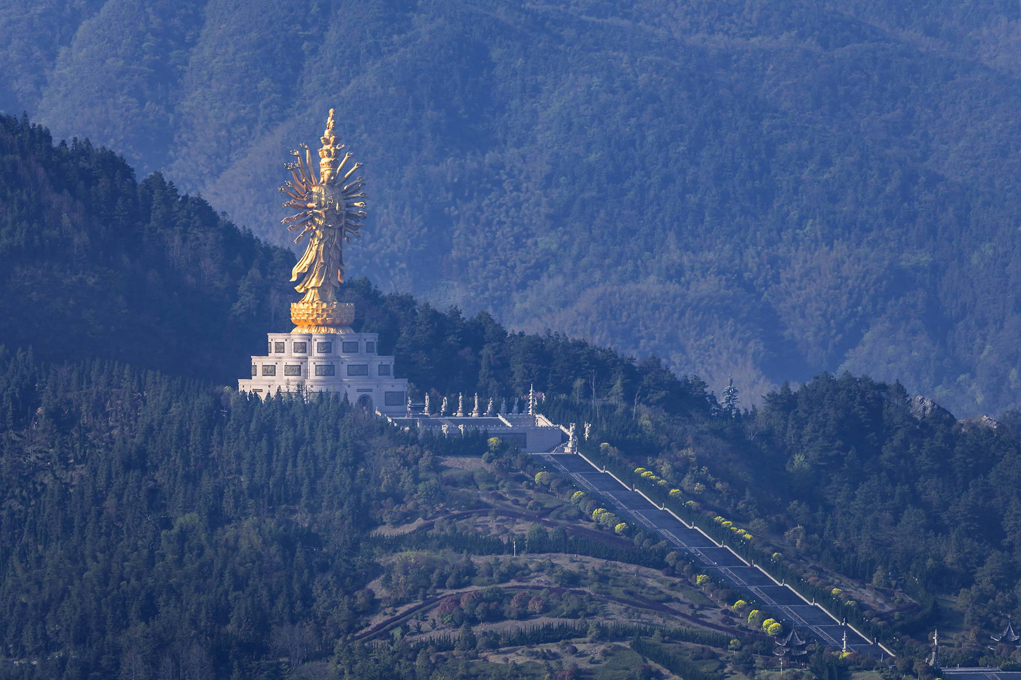 密印寺於807年,由禪師靈佑祖師開創,佔地面積100餘畝,其中主殿萬佛殿