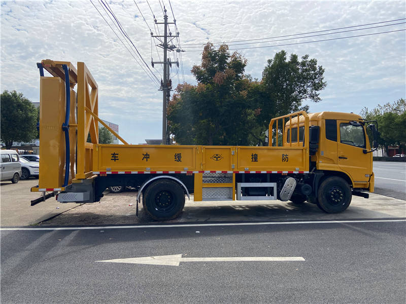 湖北程力東風d9防衝撞緩衝車,採用東風原裝底盤,採用玉柴200馬力的