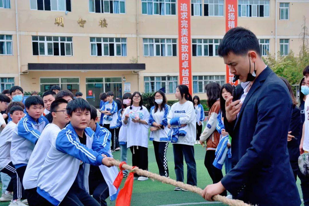 中国五冶高级技工学校龙泉校区信息工程系举行拔河比赛