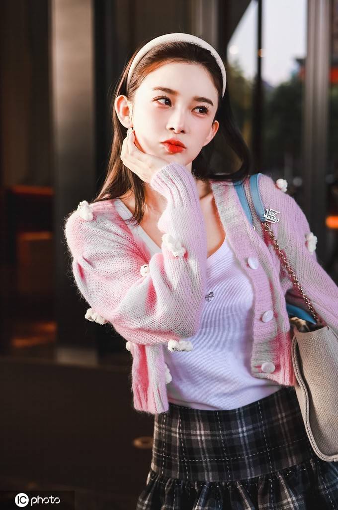 赵樱子身着粉色开衫搭短裙粉嫩可爱乖巧灵动