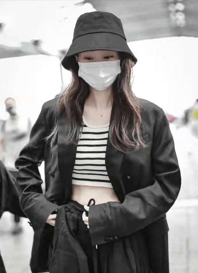 原创张小斐简简单单黑白色穿搭她都能穿出高定范