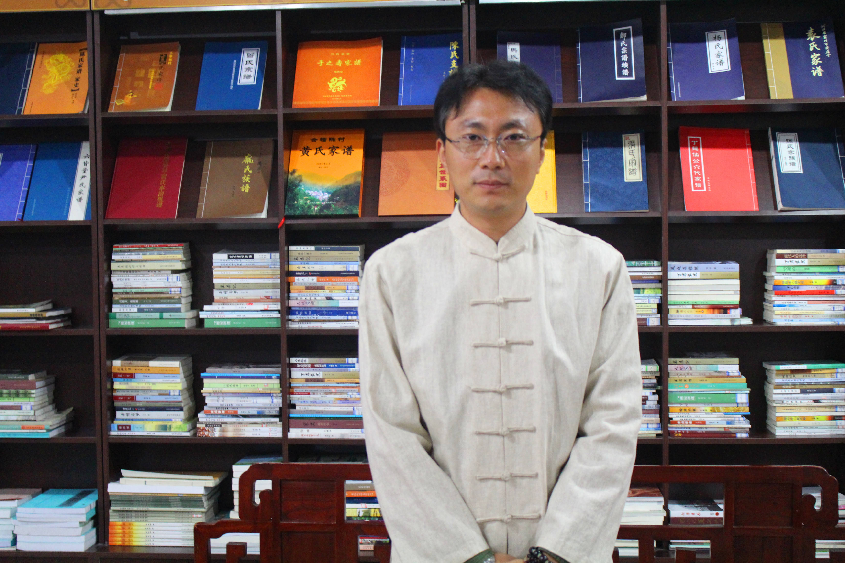 著名百家姓研究学者姓氏文化专家冯志亮在北京海图书画苑解析朱姓寻根