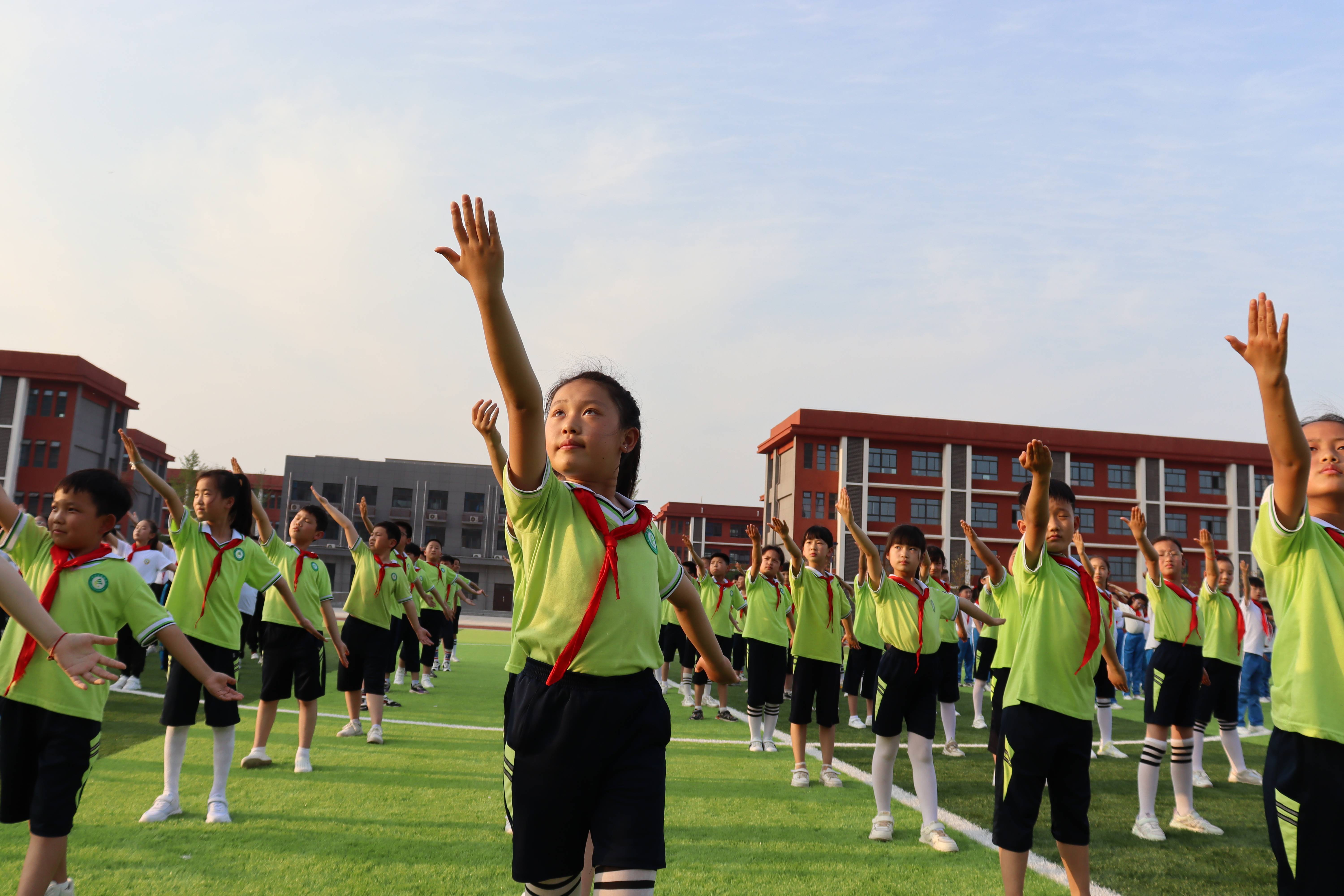 濮东小学以课间操比赛的形式展示了学校的精神风貌,不仅加强了学生们