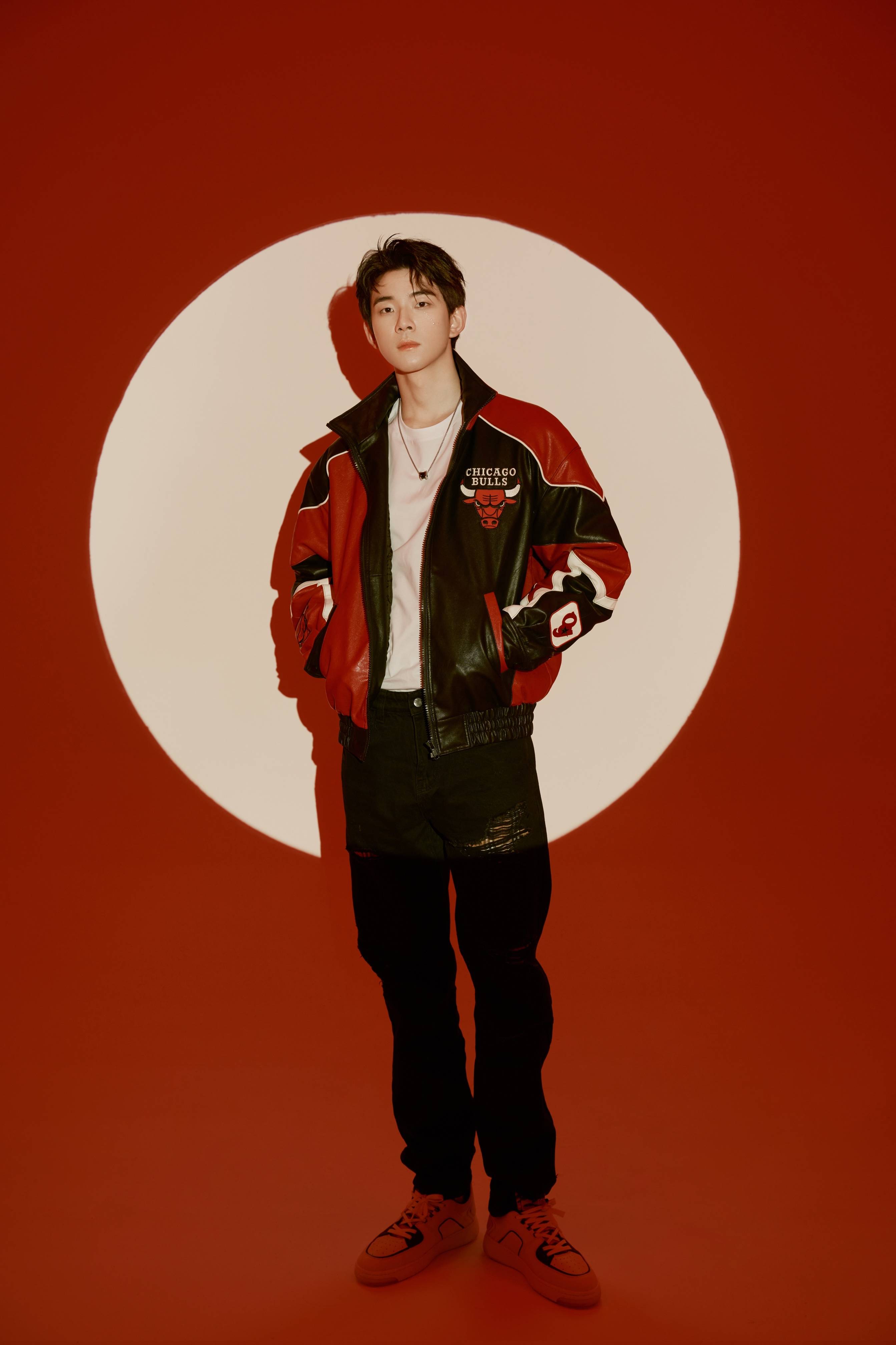 吴飞生日写真曝光 酷帅造型彰显少年风采_男孩_观众_成长