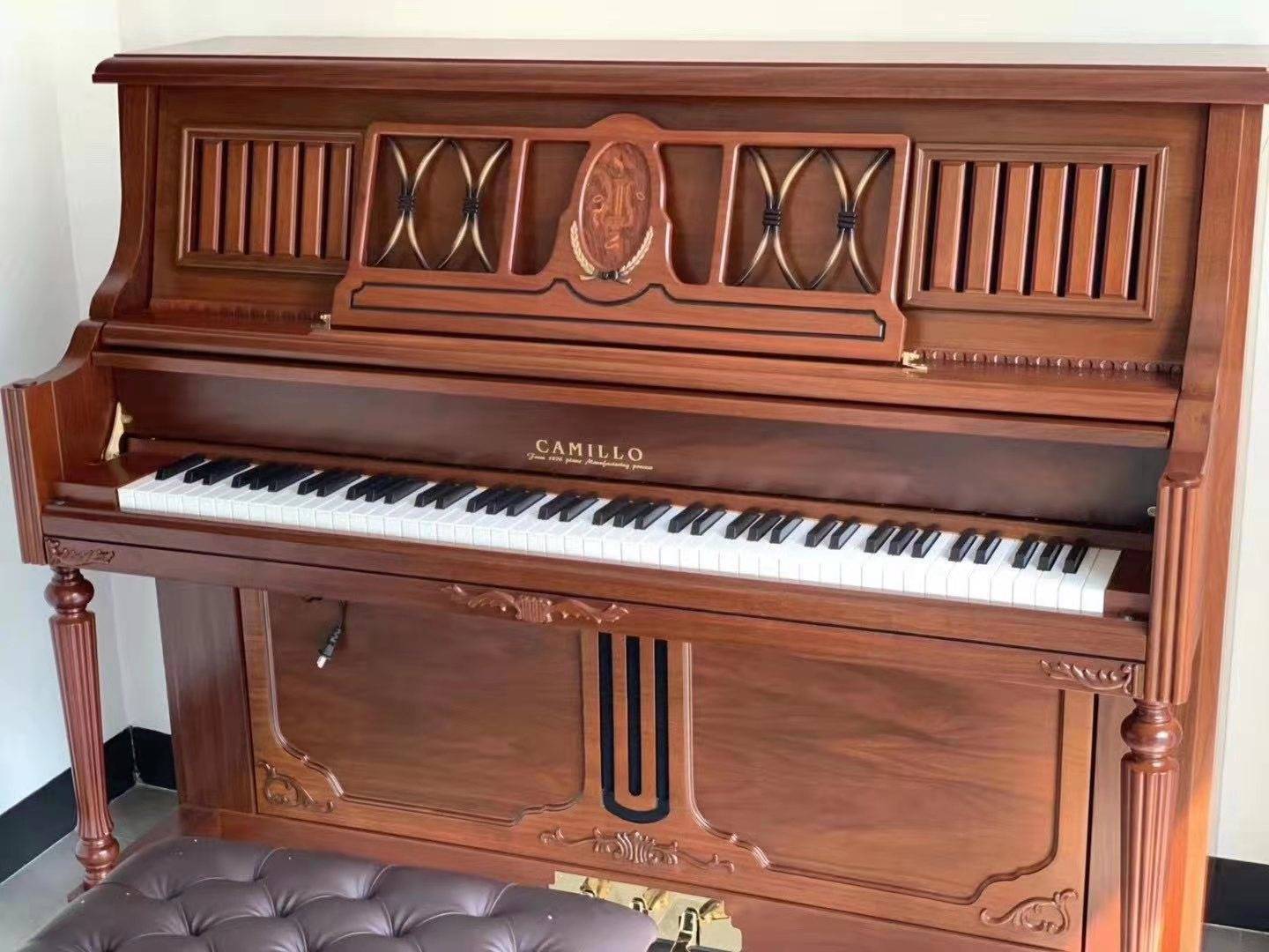 德国卡米洛钢琴设计感极强有着经典的内部构造和新古典主义的奢华典雅