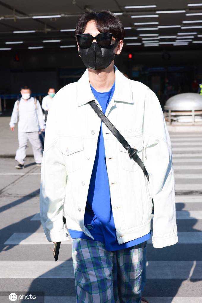 汪苏泷现身北京街机场对镜头比耶可爱阳光