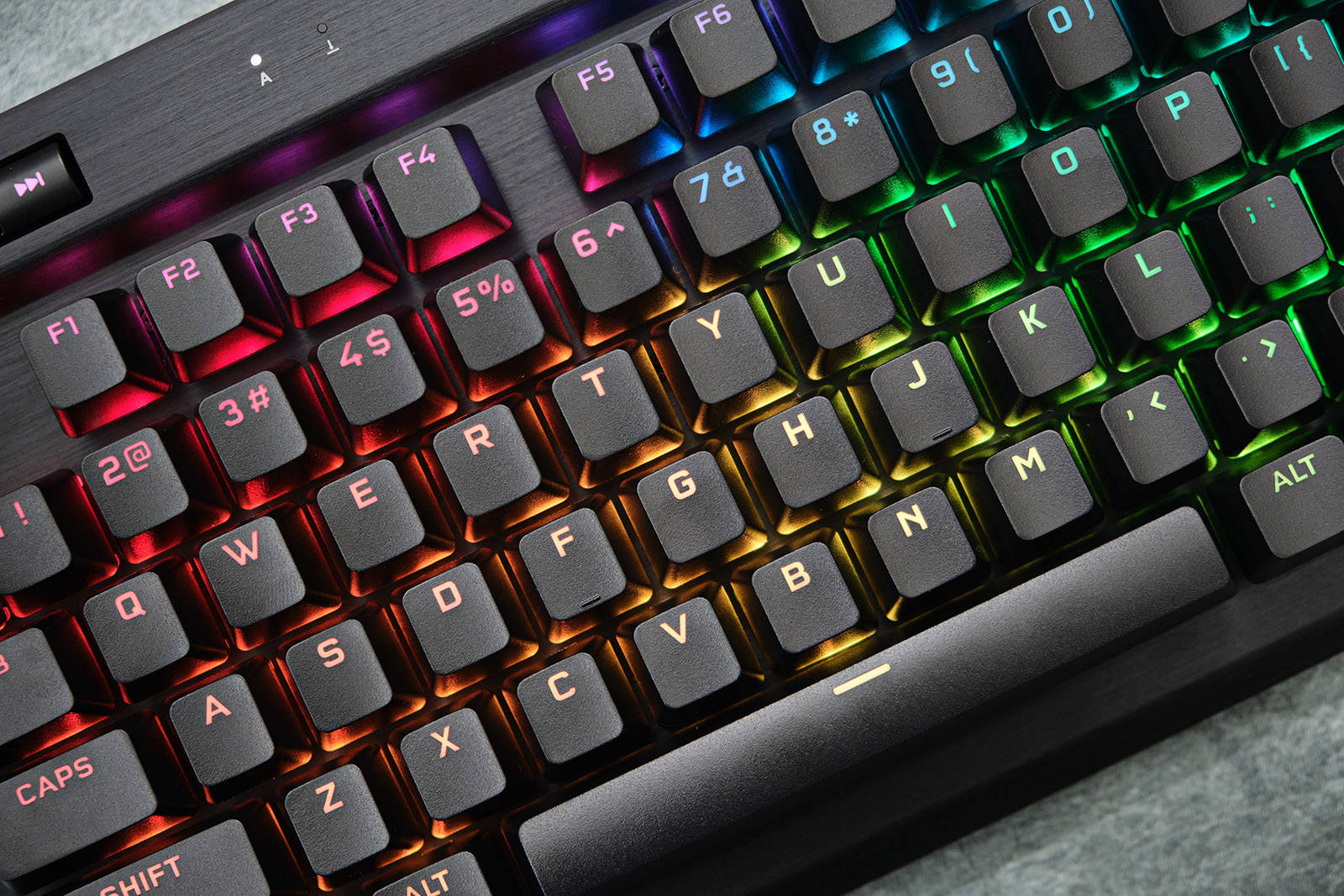 硬核电竞唯快不破美商海盗船k70rgbtklopx光轴机械键盘