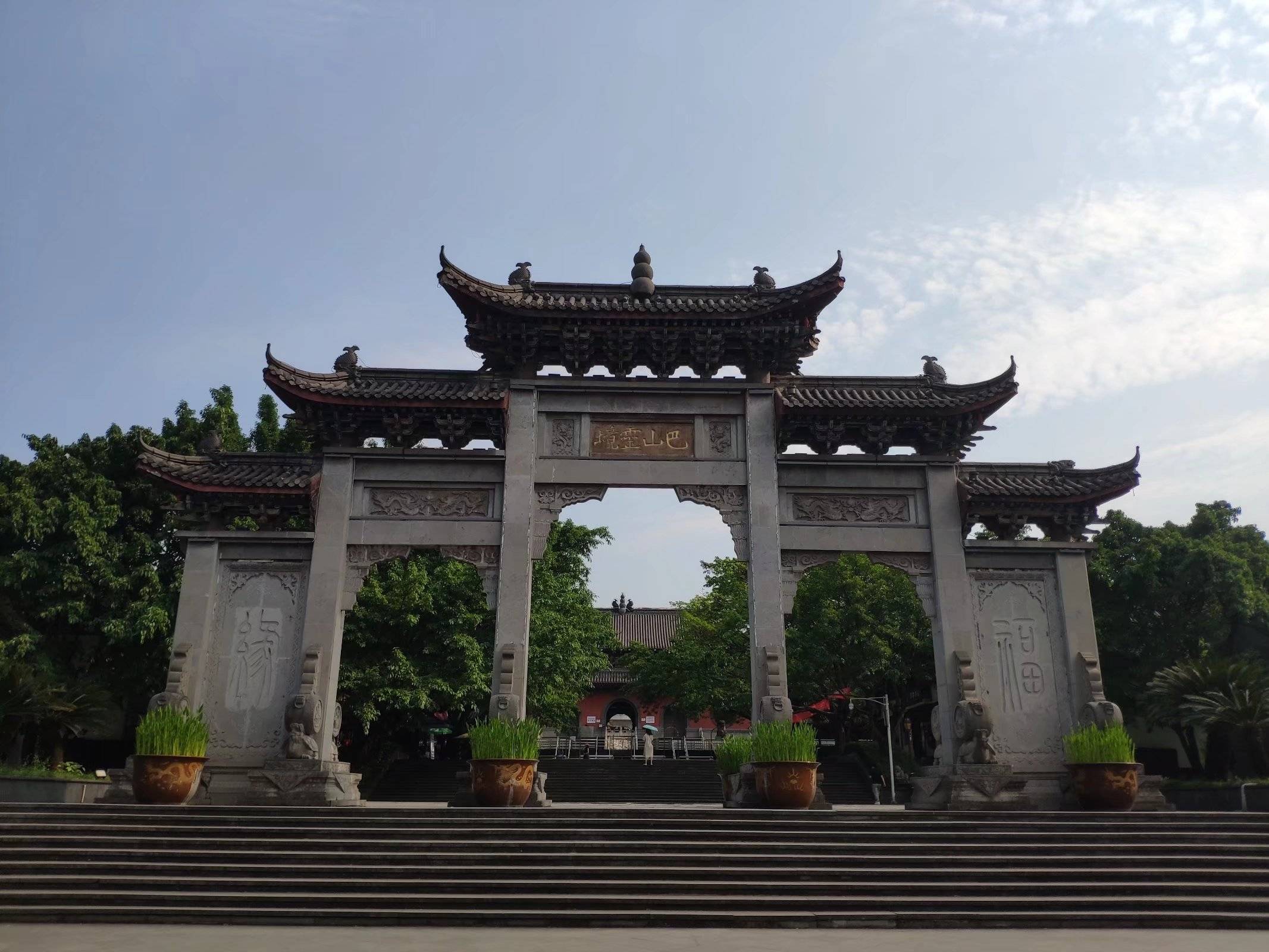 全国首座露天金佛落户重庆华岩寺佛像金箔24k纯金高16米