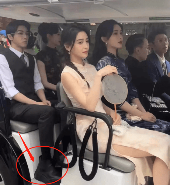 原创华晨宇被嘲不自信增高鞋比高跟鞋还高网友学学曾志伟