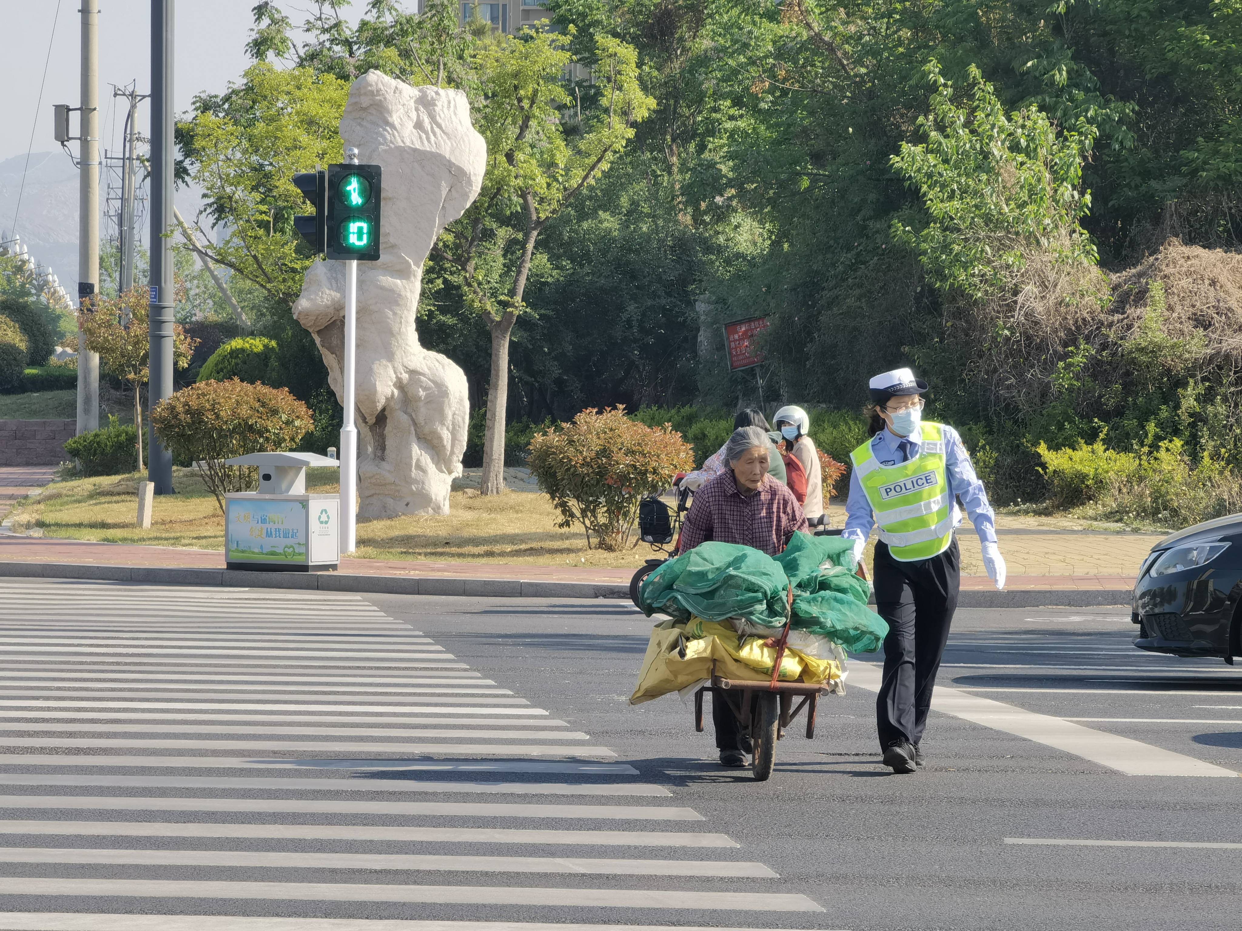 交警扶老人过马路图片图片