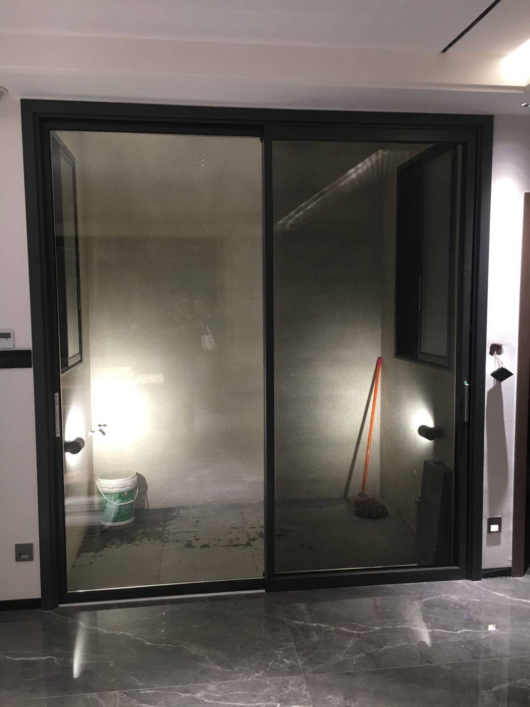 临街住户安装平开隔音窗,广州帕德铝合金门窗具有隔音隔热效果_定制