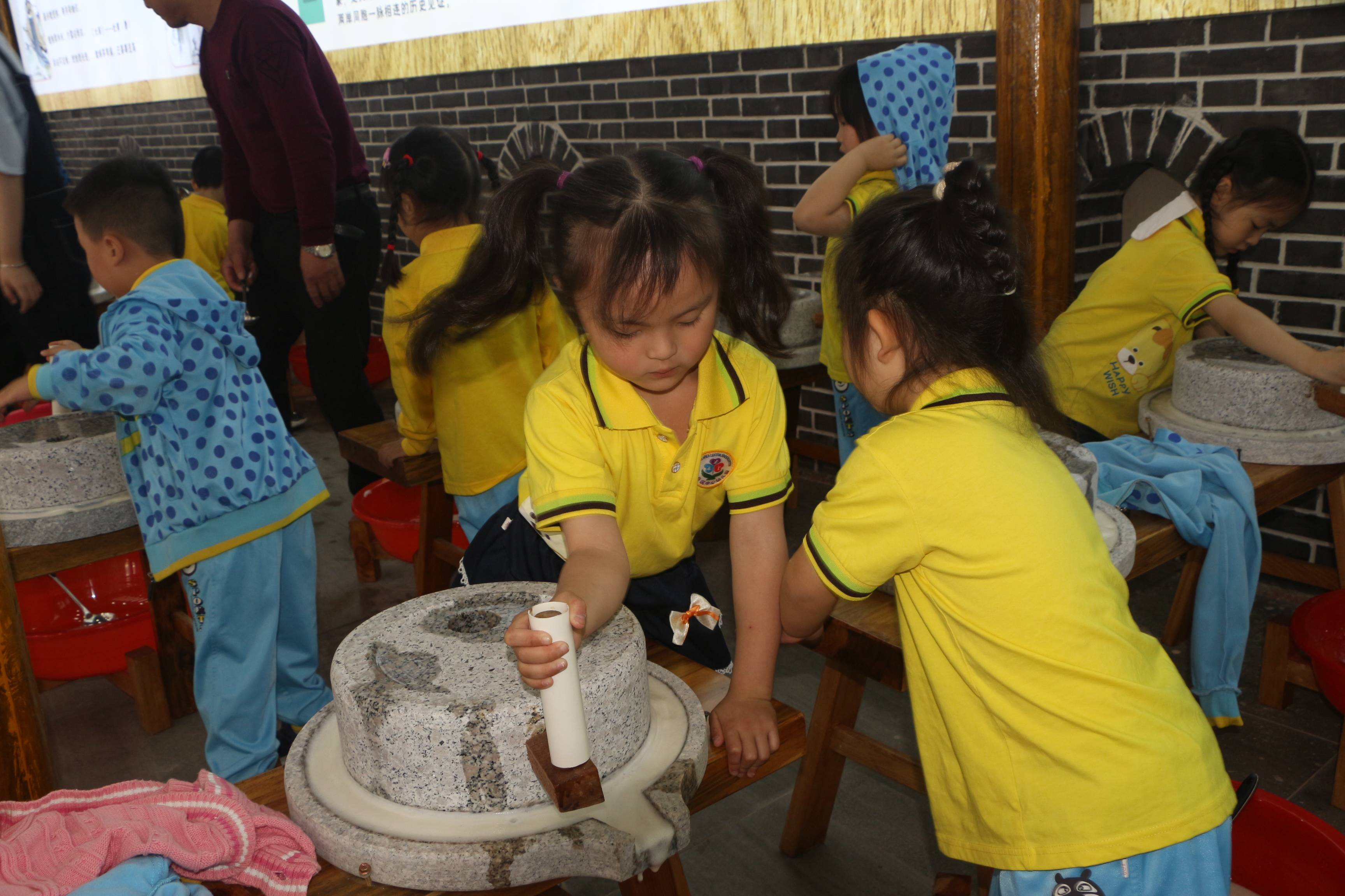 学习磨豆腐走下大巴车