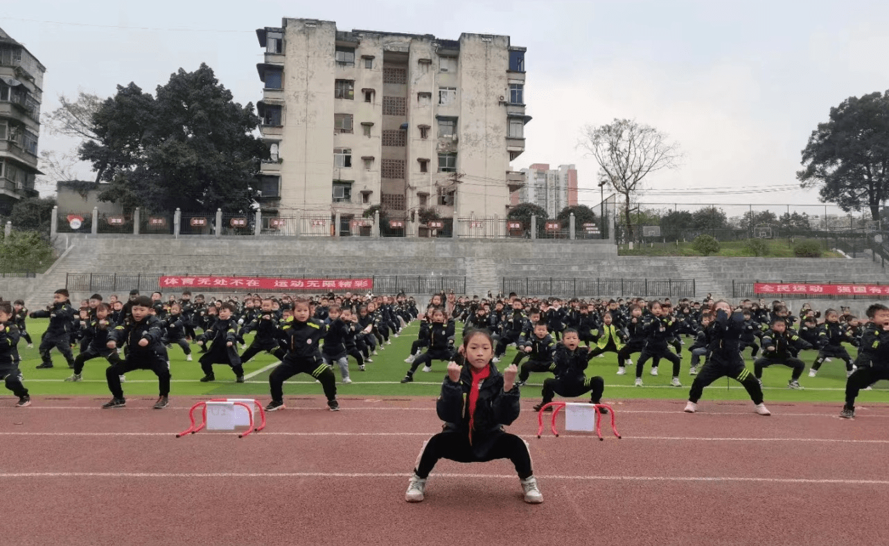 人和小学学生正在参与武术大课间操目前,人和小学一至六年级每周均