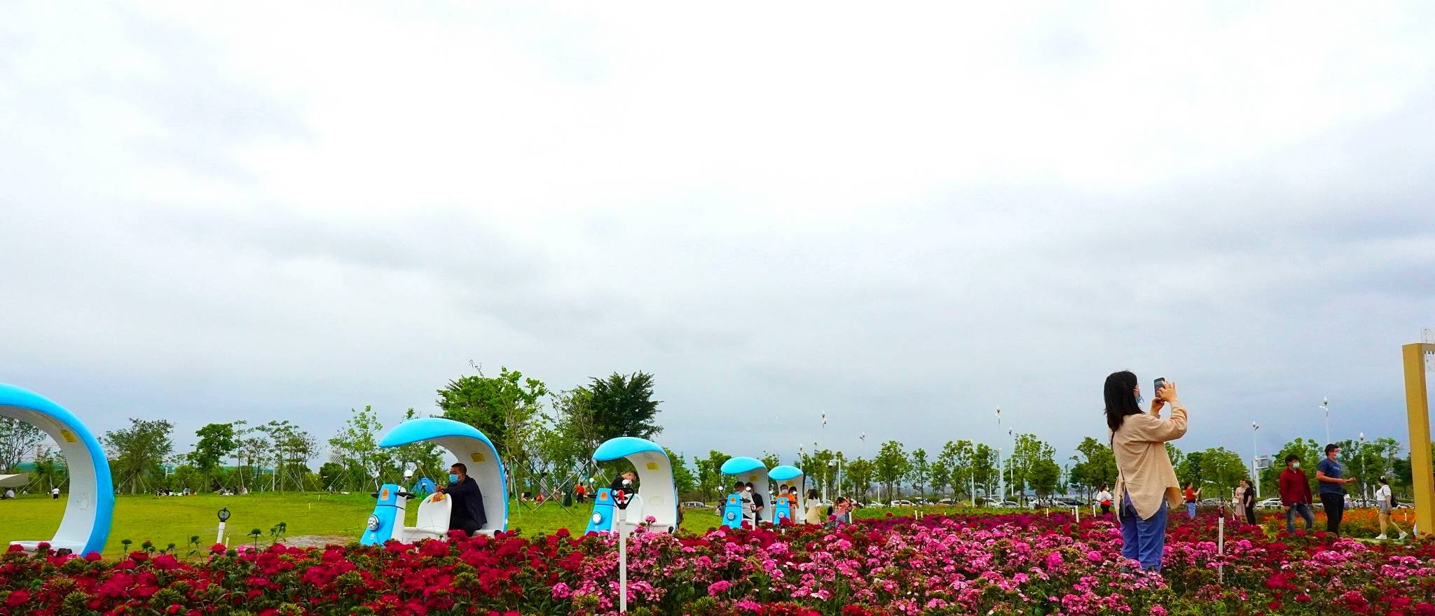 小马嘟嘟景区智能代步车走进滨海湾花海里——与花卉来一场邂逅！