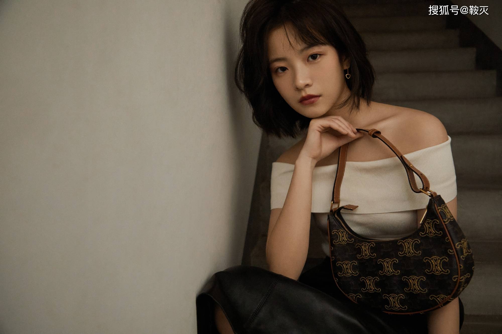 李庚希罕见晒照浓浓文艺风