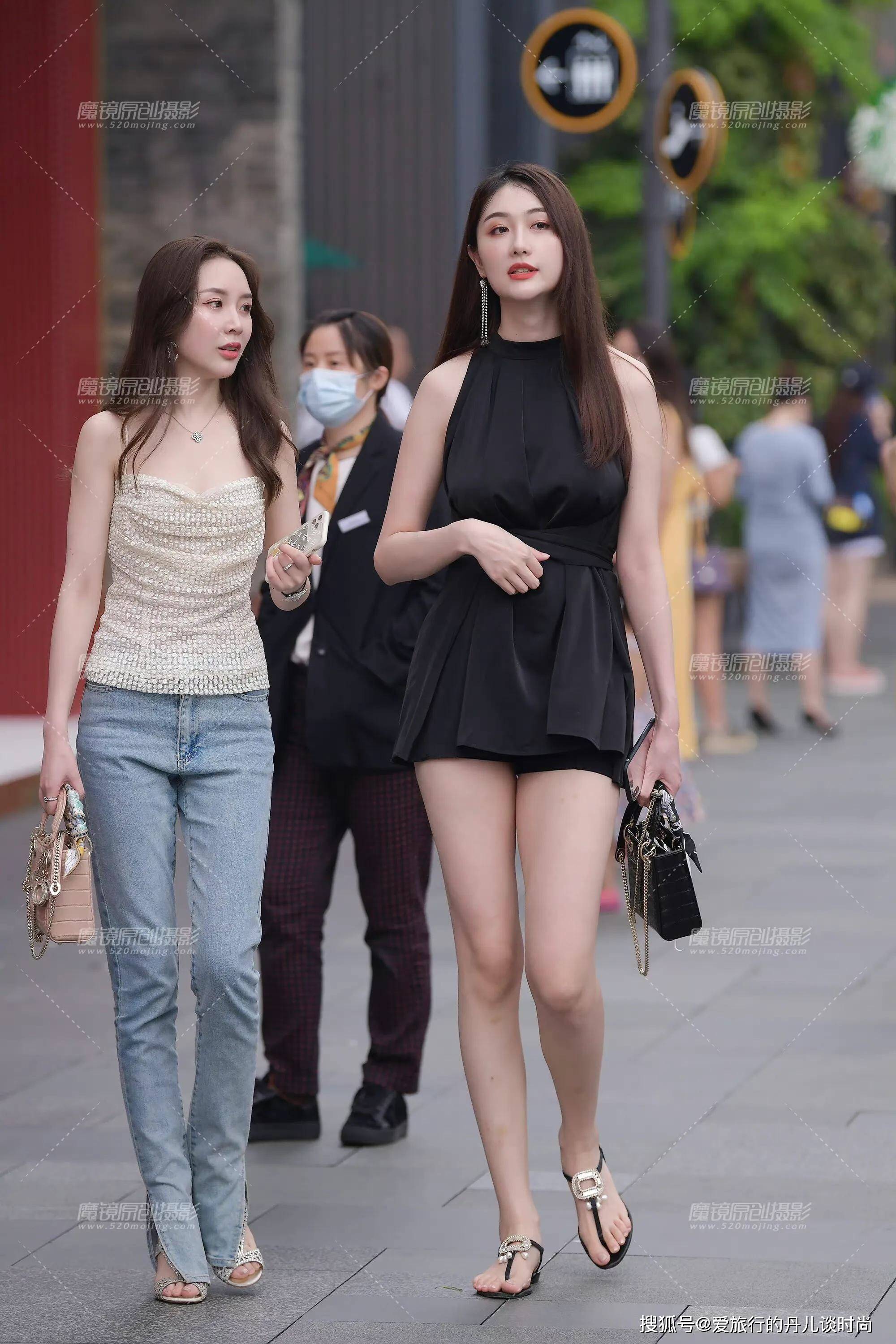 黑色平底凉拖鞋搭配黑色挂脖无袖连衣裙气场十足