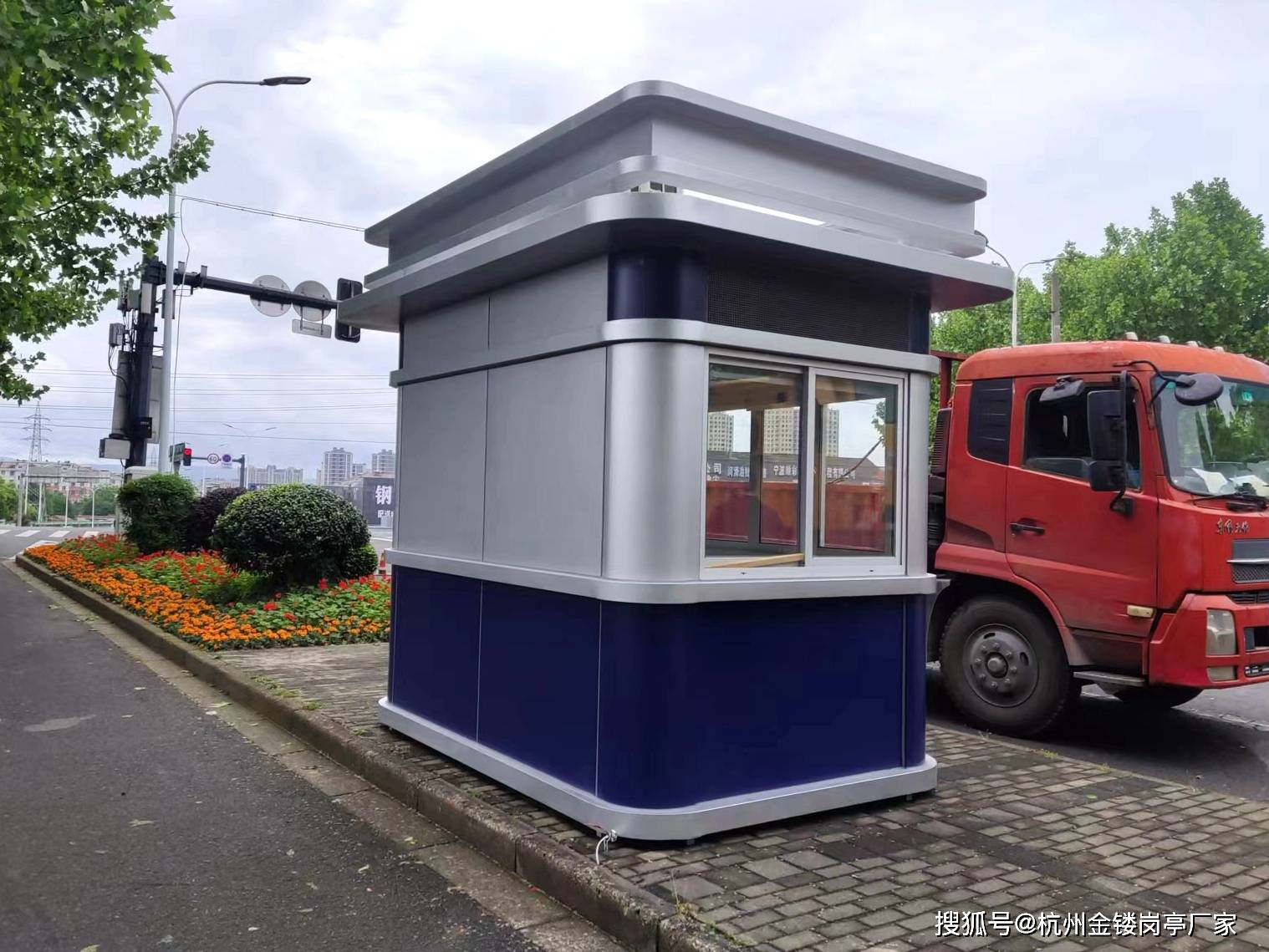 余姚大街上多了一批交通警察岗亭为值班交警提供休息的地方