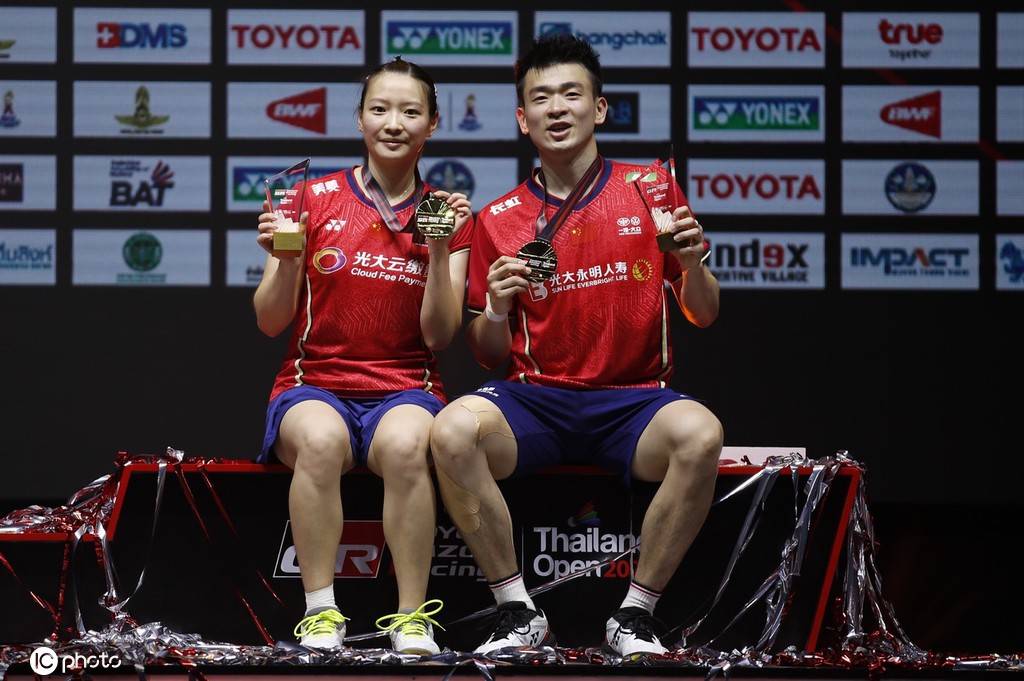 雅思组合泰国羽球公开赛混双夺冠开心晒金牌