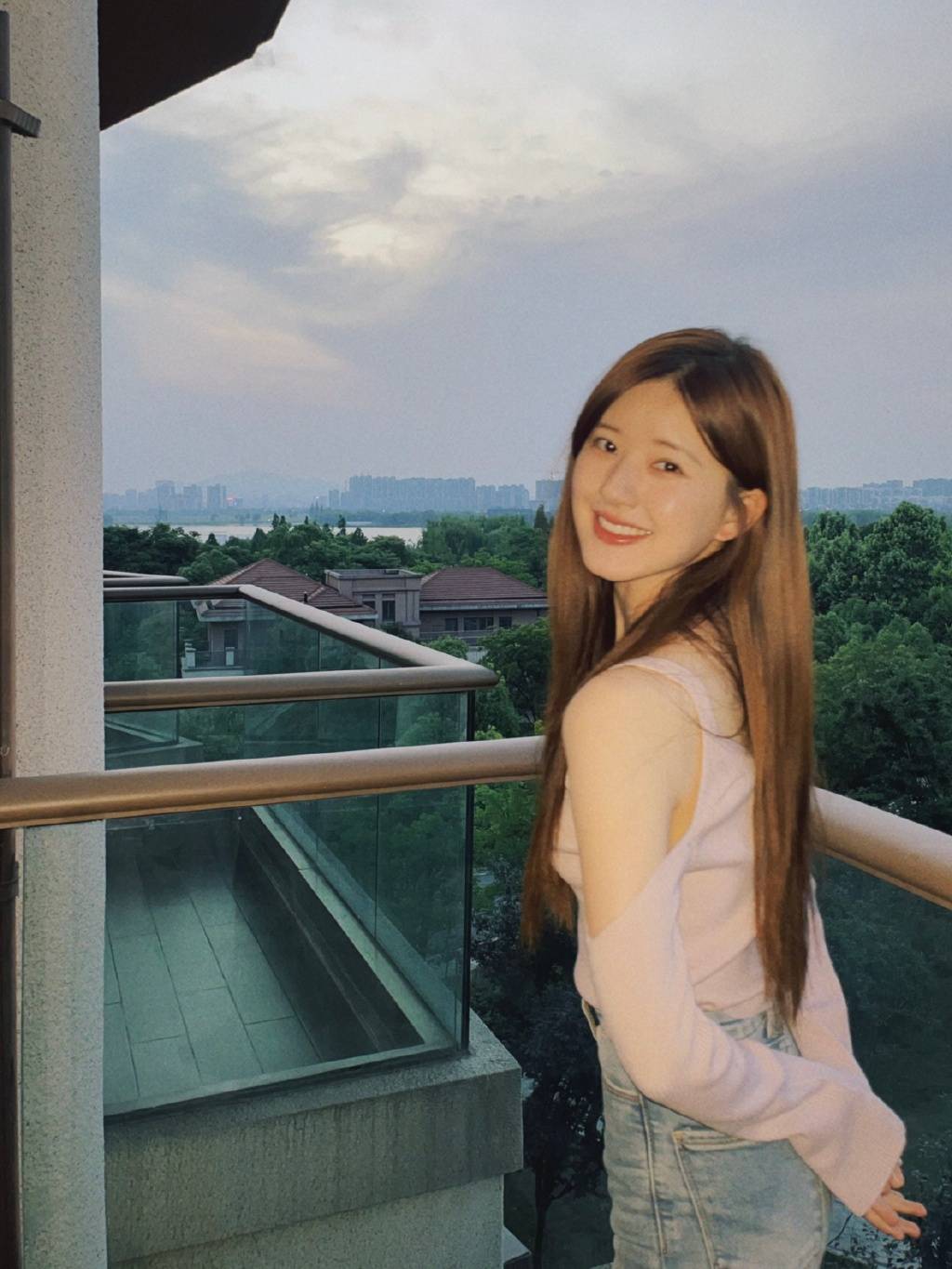 赵露思穿紧身背心身段窈窕 小露香肩气质又纯又欲