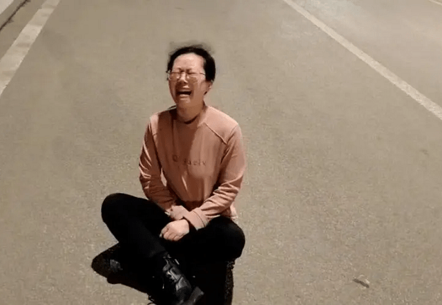 女儿父亲先后患癌女子坐路边崩溃大哭为了家人请多注意健康