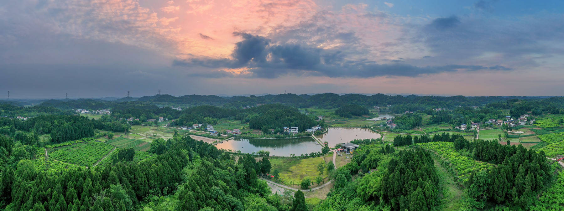 四川眉山天府新区欣欣向荣的茅草湾