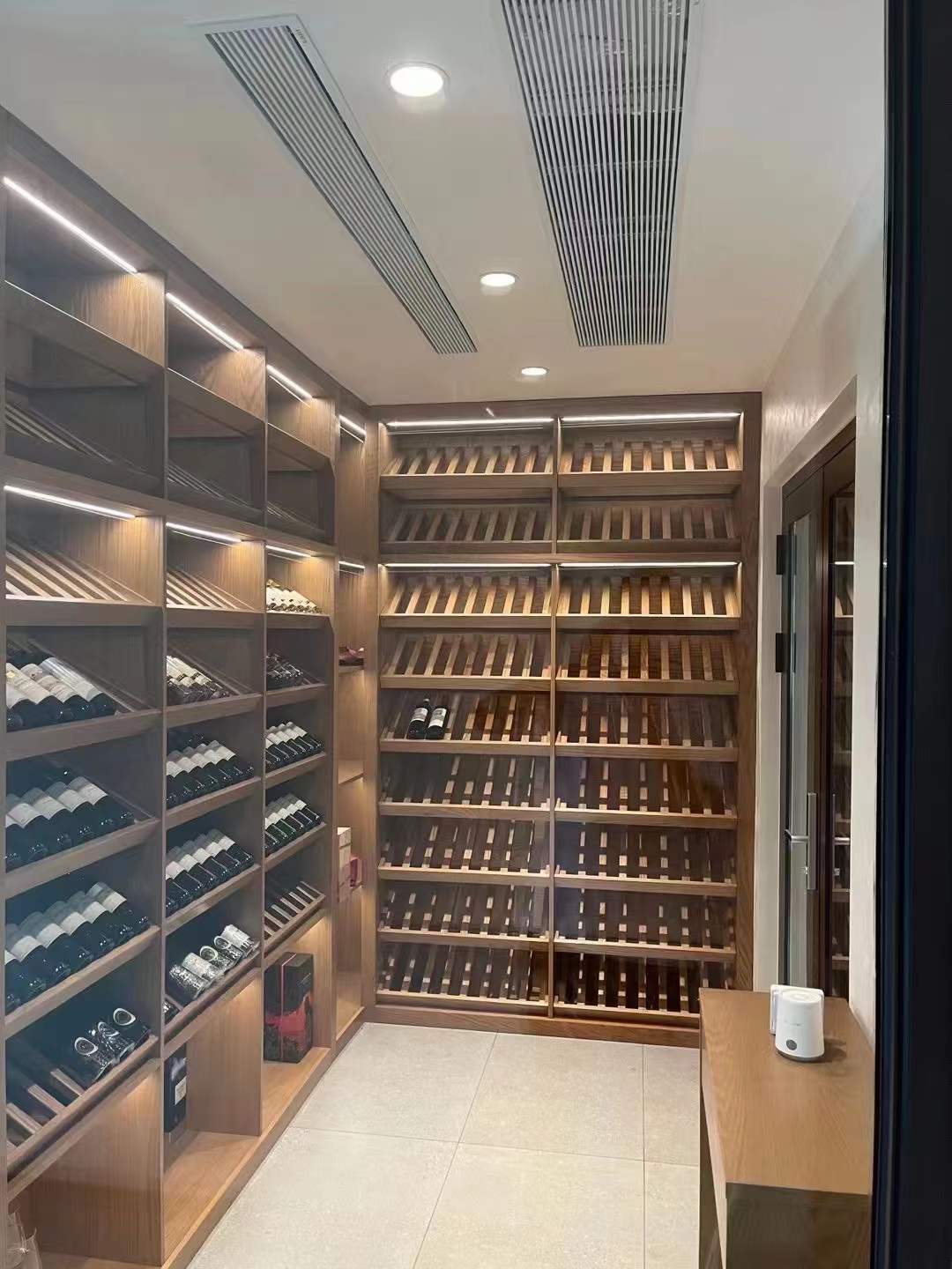 别墅地下室私人酒窖选用艾尔斯派吊顶酒窖恒温恒湿空调机_艾尔斯派