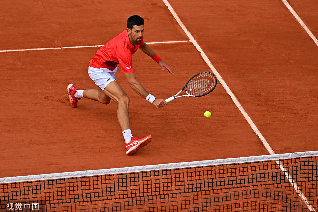 法网小德直落三盘轻松晋级接球姿势美如画图