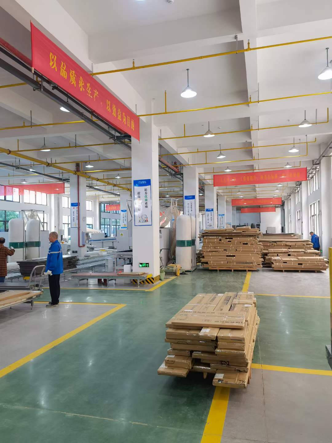 走进来豪斯空间整装现代化生产车间 揭秘碳晶板生产奥秘_进行_制造_基