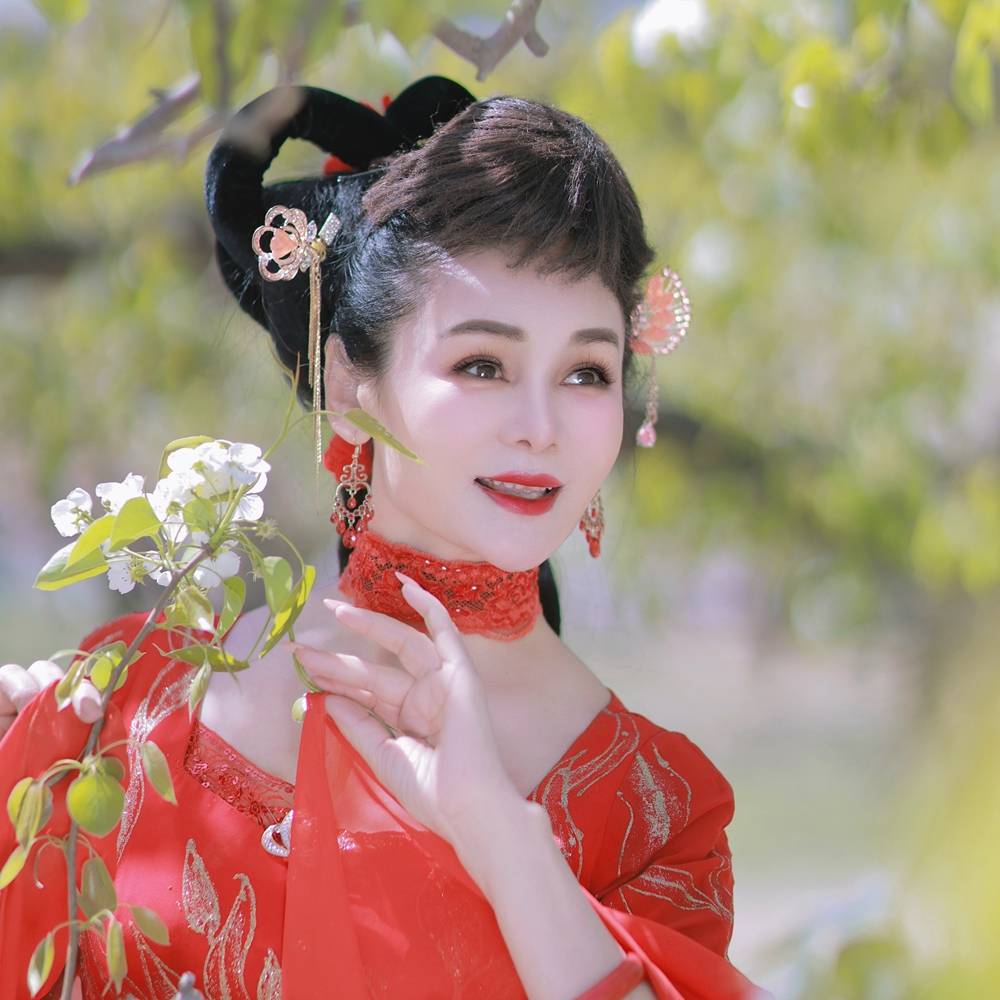 歌唱家张华敏首发单曲《 春风来梨花开》_梦影_新歌_云天