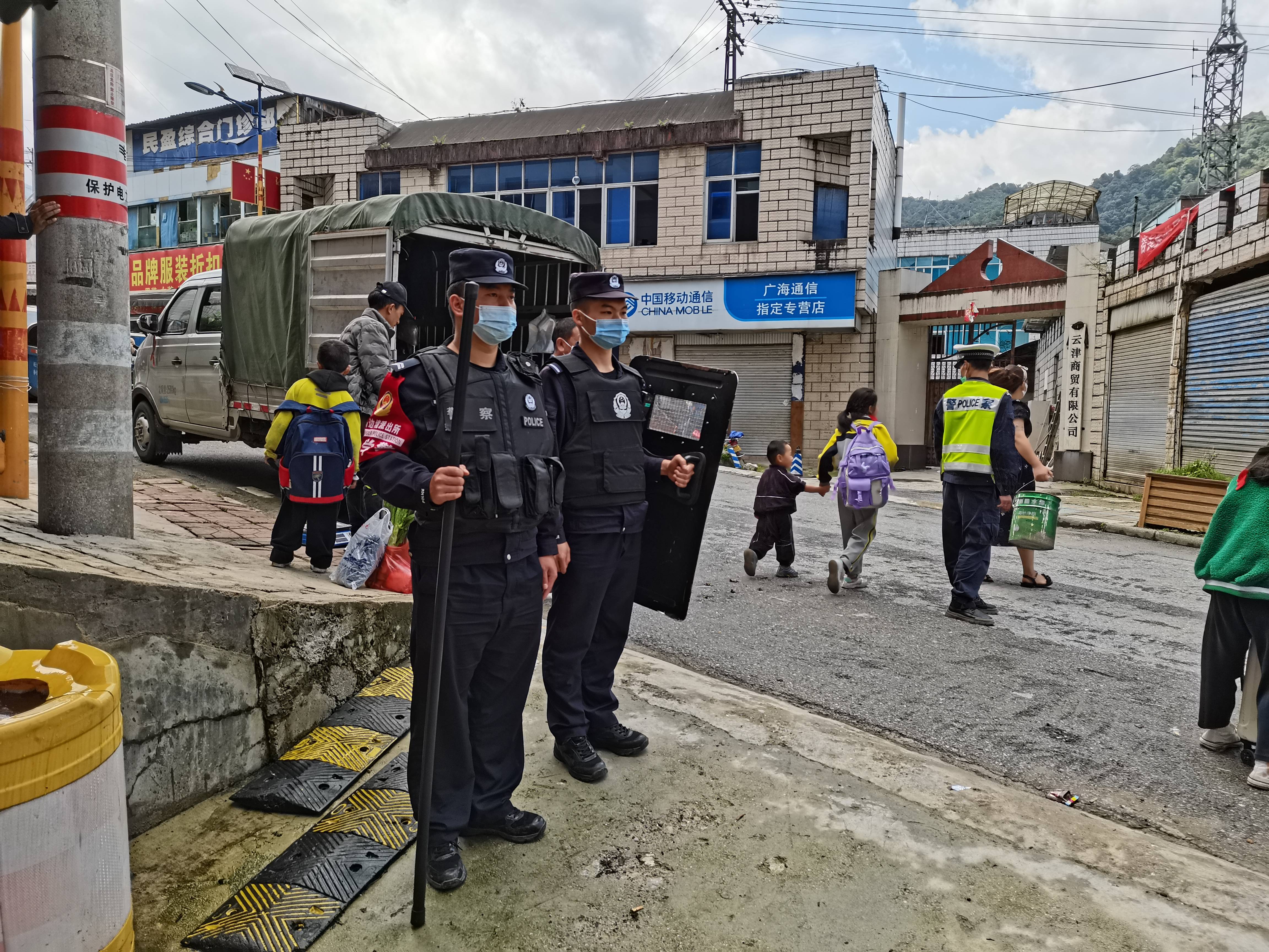 云南泸水片马边境派出所民警护学岗准时上岗