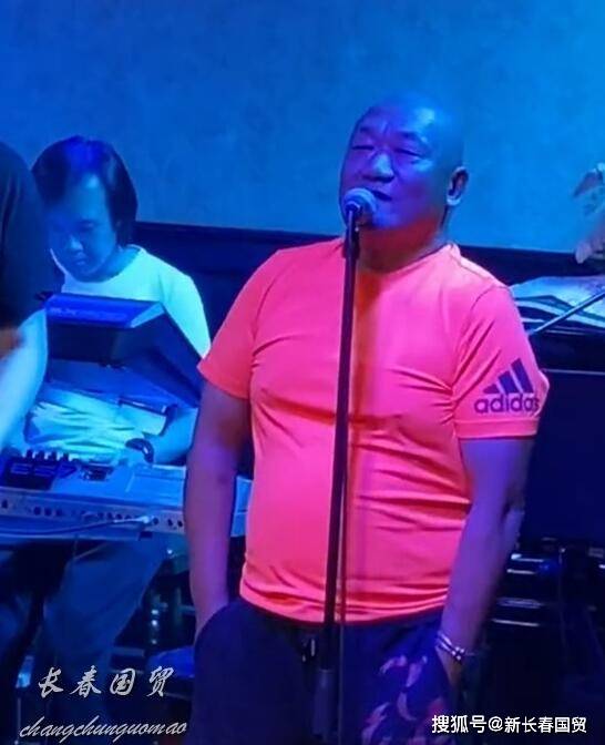 歌手谢东现身酒吧演出59岁大腹便便与昔日判若两人