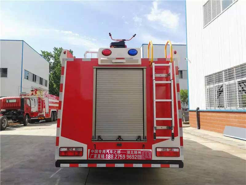 解放厂家双排8吨泡沫消防车实拍图片|配置参数