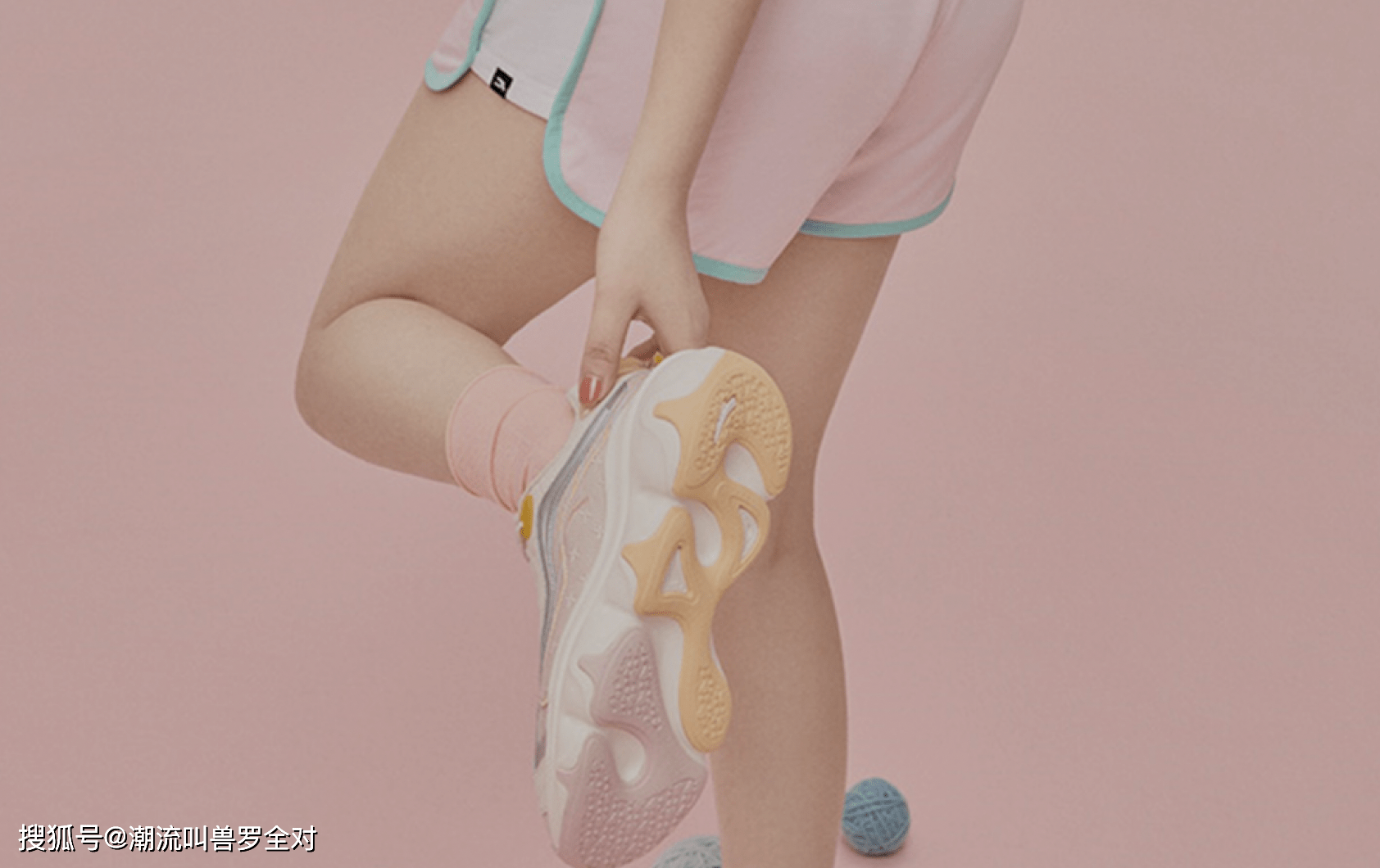 原创安踏宣传照被质疑打擦边球登上热搜故意为之还是单纯失误