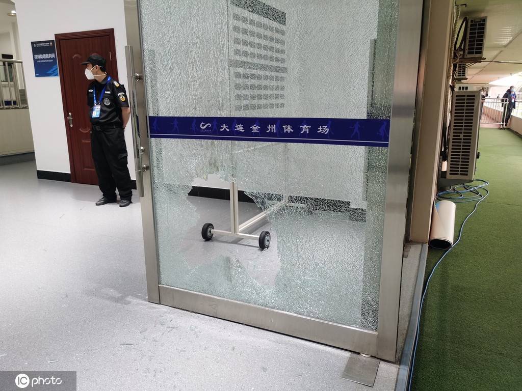上海海港官方：对徐新罚款+通报批评 责令全额赔偿损坏设施
