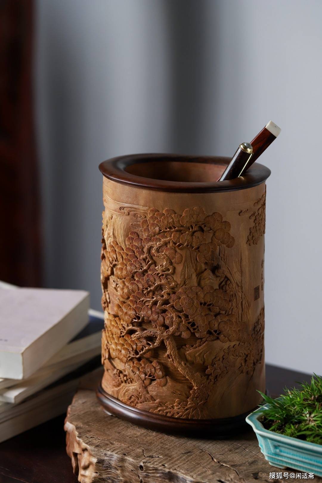 文房珍藏,春山访友图,老山檀香笔筒_人物_竹刻_木雕